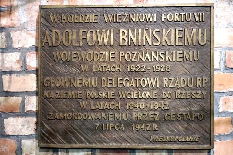 Zdjęcie przedstawiające tablicę upamiętniającą śmierć Adolfa Bnińskiego