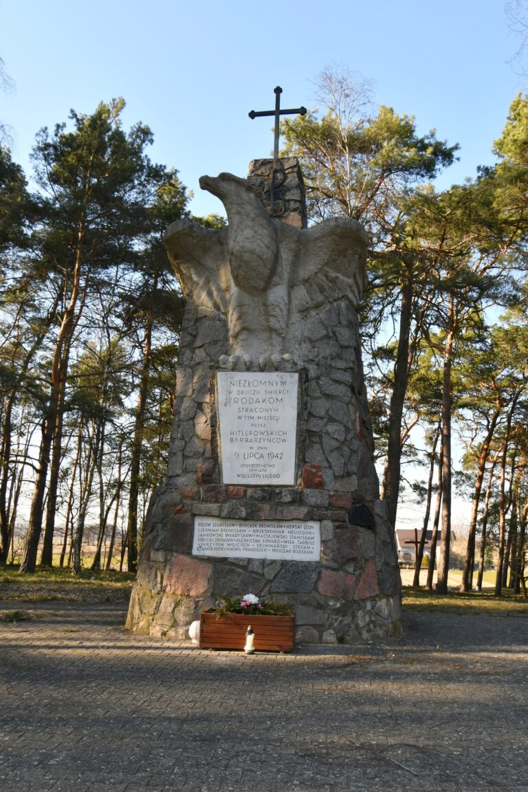 Zdjęcie przedstawiające pomnik upamiętniający egzekucję w Tuchorzy