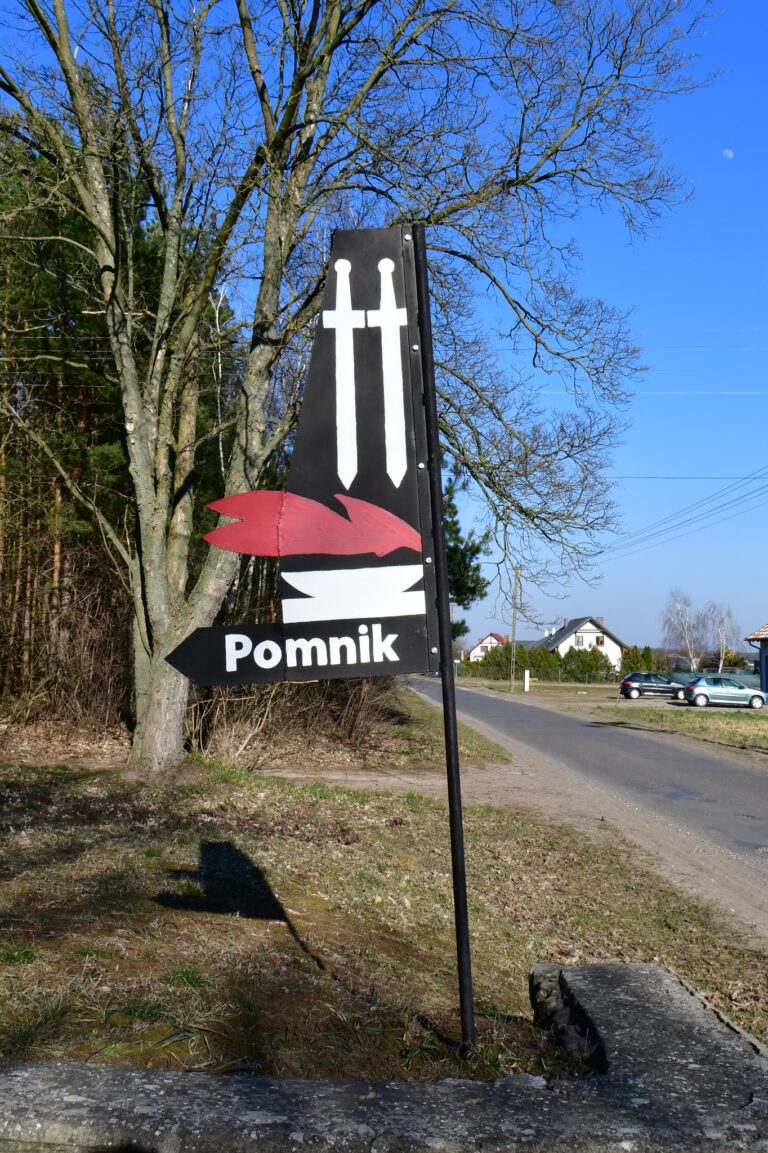 Zdjęcie przedstawiające znak prowadzący do pomnika