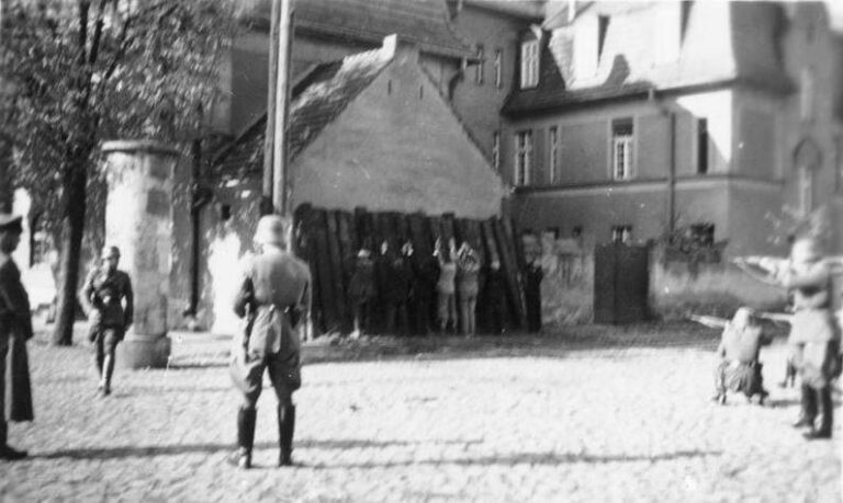 Zdjęcie przedstawiające Niemców strzelających do Polaków